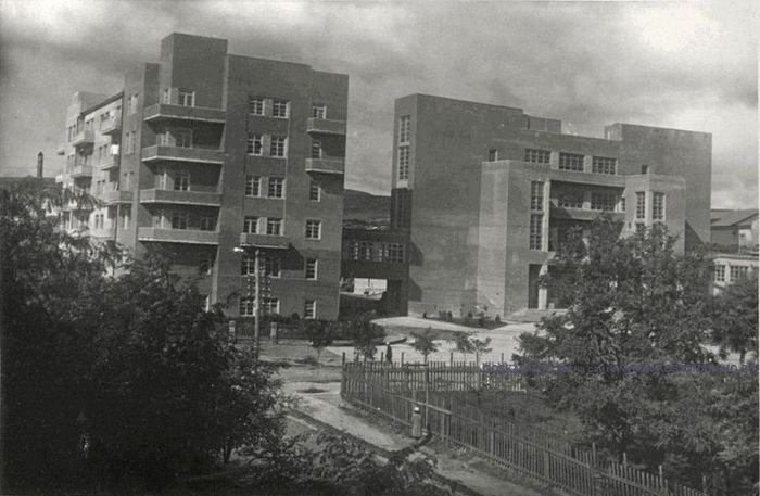 The complex of buildings in Novorossiysk in a series of works by Mikhail Kondratiev: new aspects of attribution and architectural features